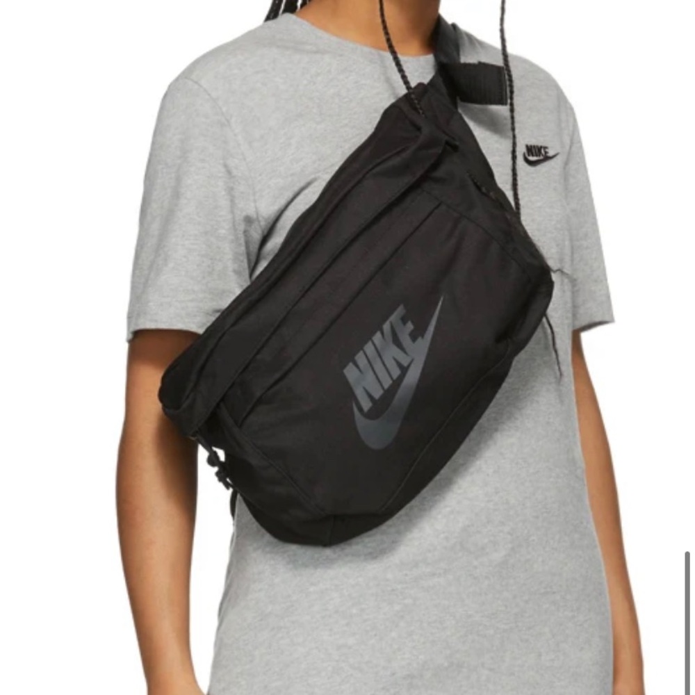 NIKE
Black Tech Hip Pack
